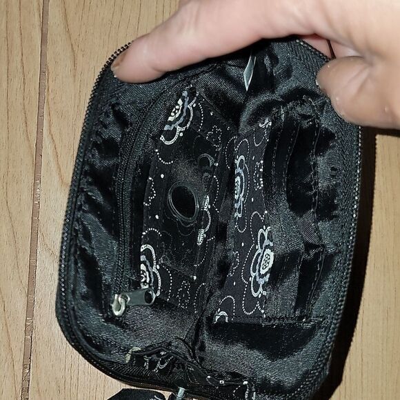 THIRTY-ONEāBLACKāANDĀ WHITEāFLORALāWALLET - Picture 4 of 8